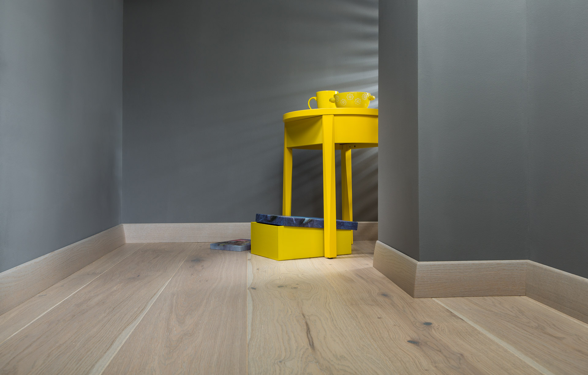 Grey skirting boards - veneered, varnished, many shades. | Barlinek